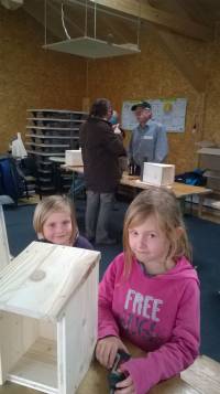 Kinder bauen Vogelh&auml;uschen