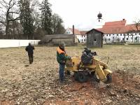 Der Klostergarten wird f&uuml;r die Streuobstweise vorbereitet